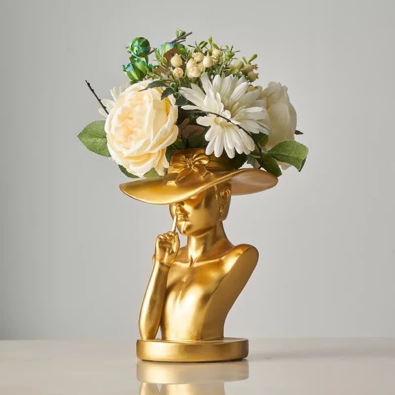 Vaso di fiori con statua di ragazza moderna
